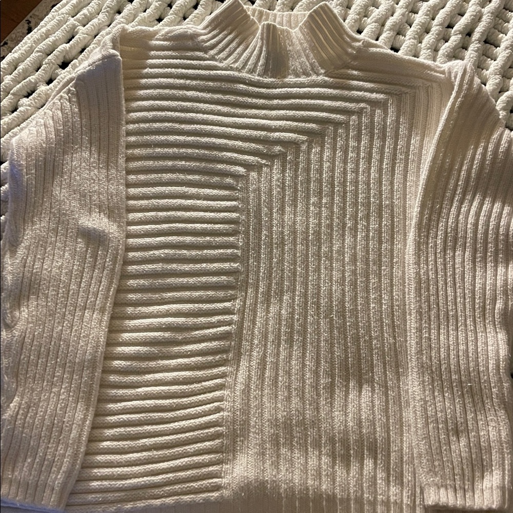 Vince Camuto Women's white,Turtleneck cable knit, Sweater. Unique design. EUC.SM